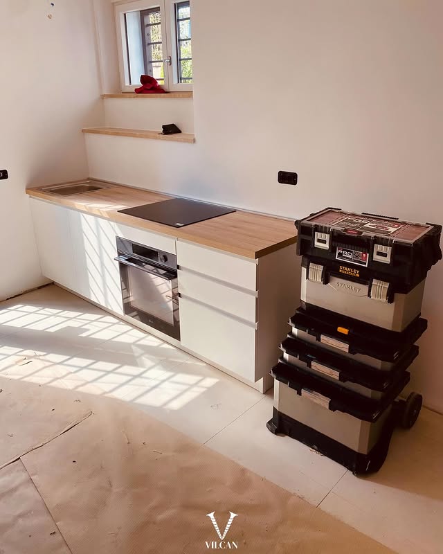 Cucina bianca con piano in legno montata da VILCAN