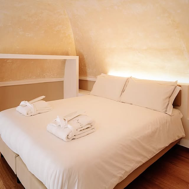 Camera da letto con volta in tufo e luce calda