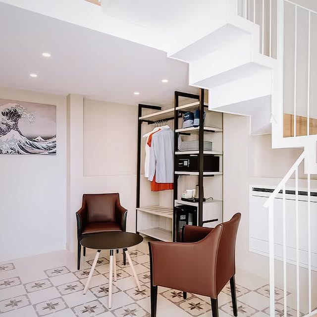 Zona living con libreria e scala interna — arredamento VILCAN