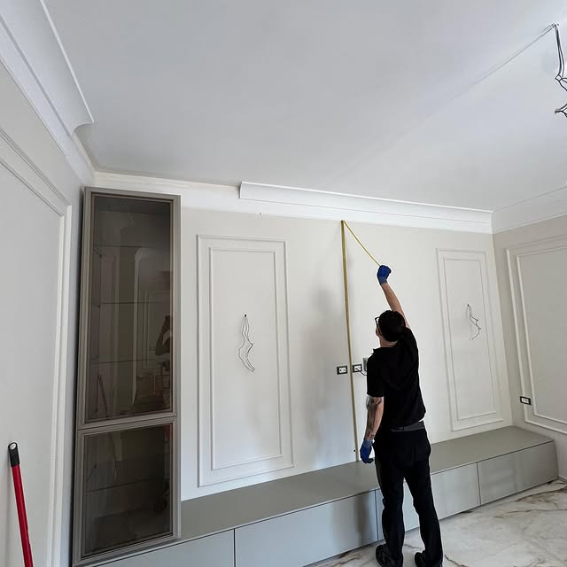 Flo al lavoro in un appartamento del Lazio
