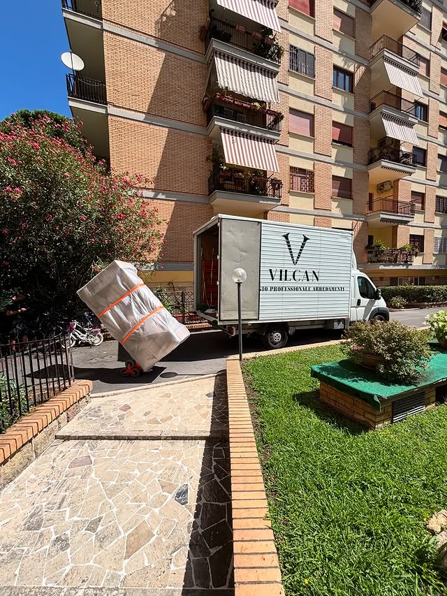 Furgone VILCAN durante un trasloco a Roma